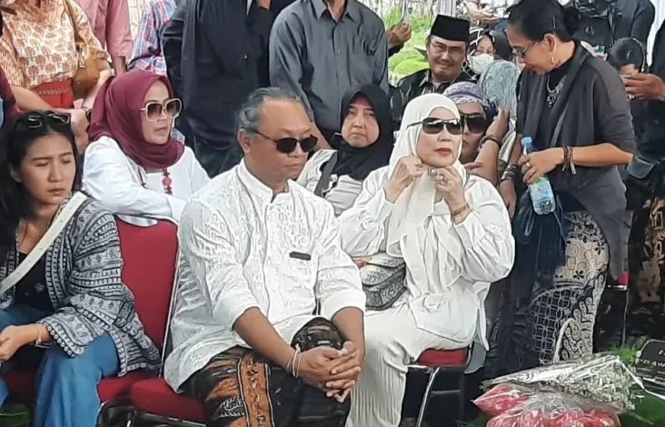 Deretan Artis Tanah Air Iringi Kepergian Ray Sahetapy ke Peristirahatan Terakhir