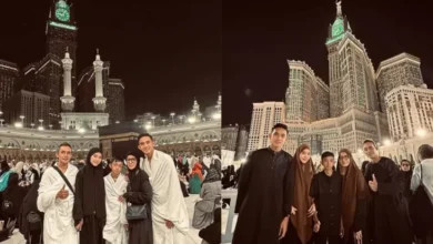 Mengharukan! Momen Rizky Ridho Berangkatkan Umrah Orang Tua kemudian Keluarga