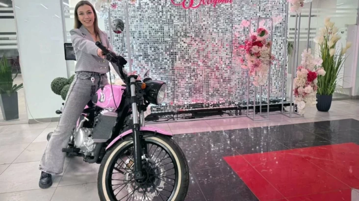 Pabrikan Senjata Api AK 47 Kembali Produksi Motor Berwarna Pink?