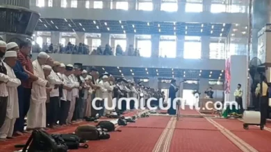 Ribuan Jemaah Salatkan Jenazah Ray Sahetapy pada Masjid Istiqlal