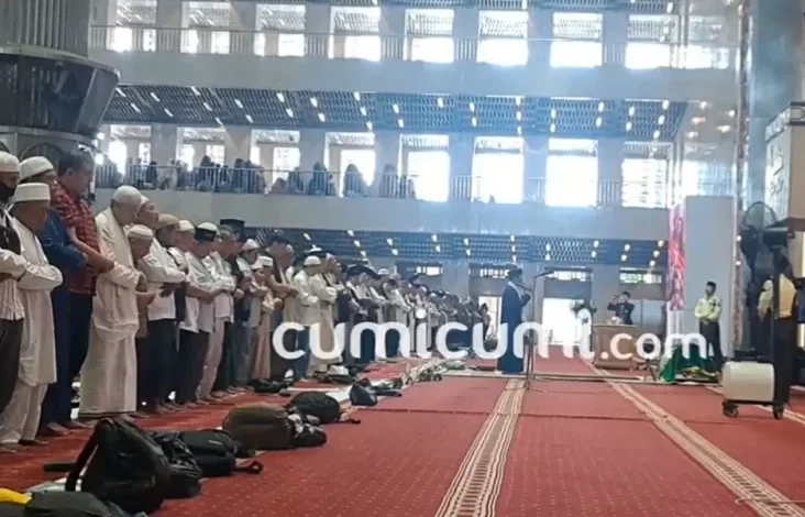 Ribuan Jemaah Salatkan Jenazah Ray Sahetapy pada Masjid Istiqlal